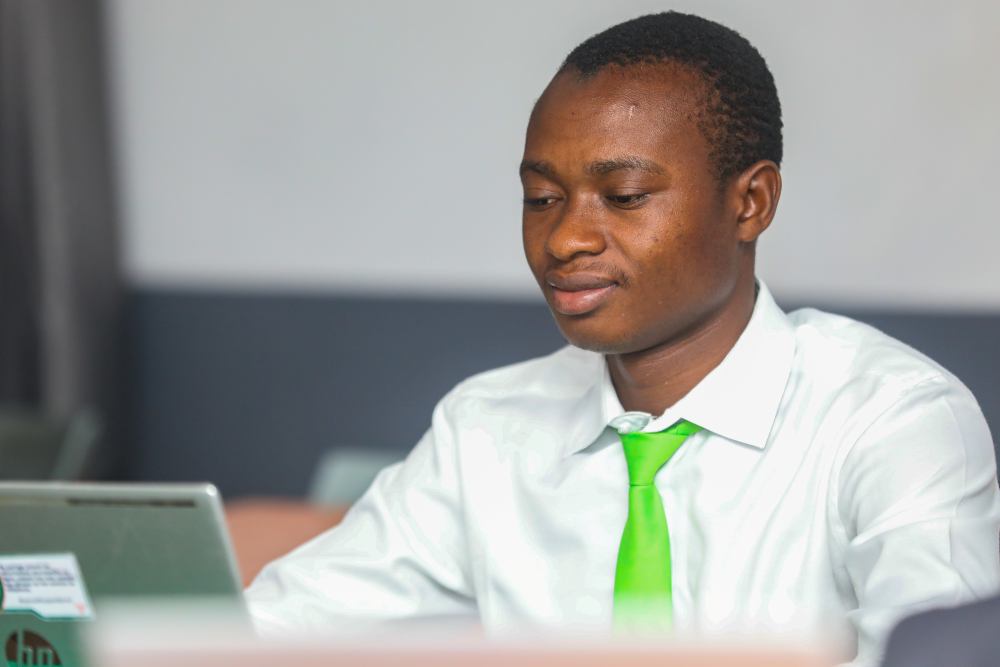 8E9A3729 École Supérieure Africaine des TIC