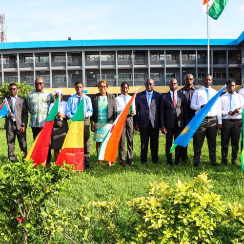 Salut aux couleurs à ESATIC